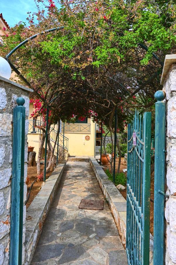 Pavlos' Cottage With Beach View Kórfos Exterior foto